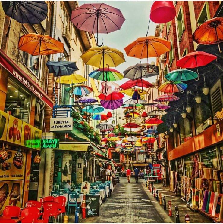 شارع المظلات في اسطنبول