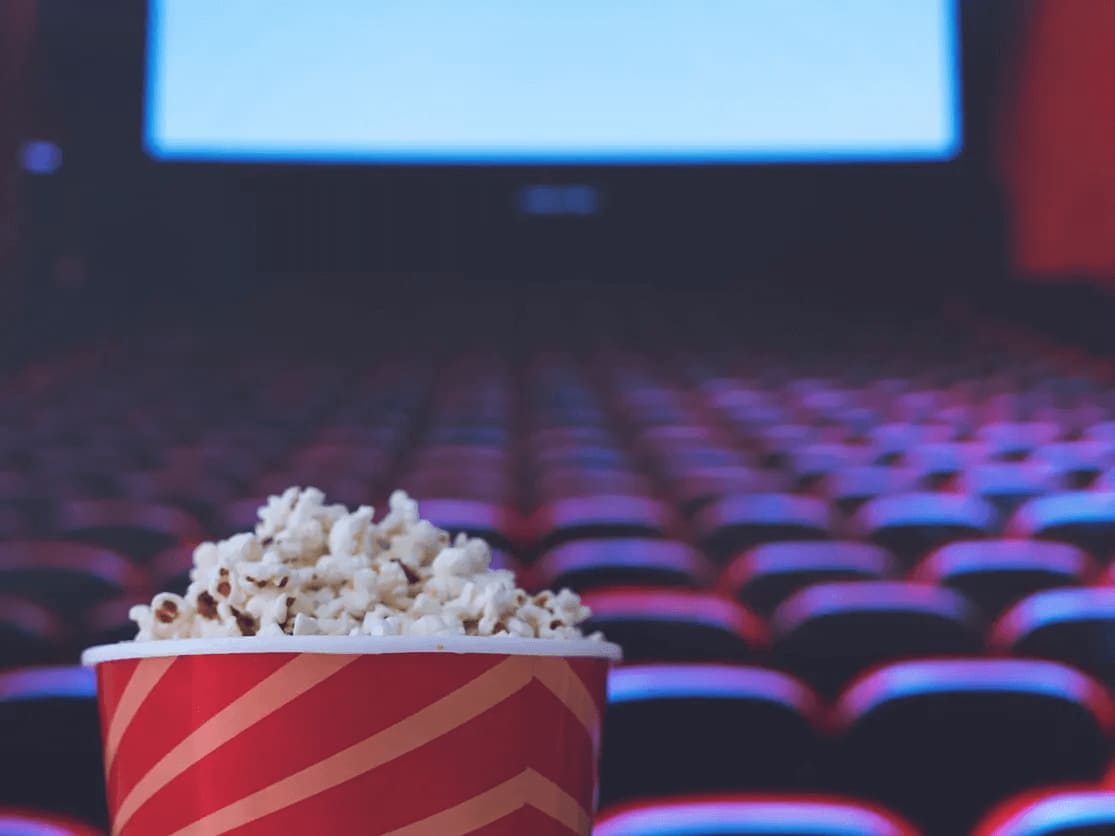 مشاهدة الأفلام الحديثة داخل السينما