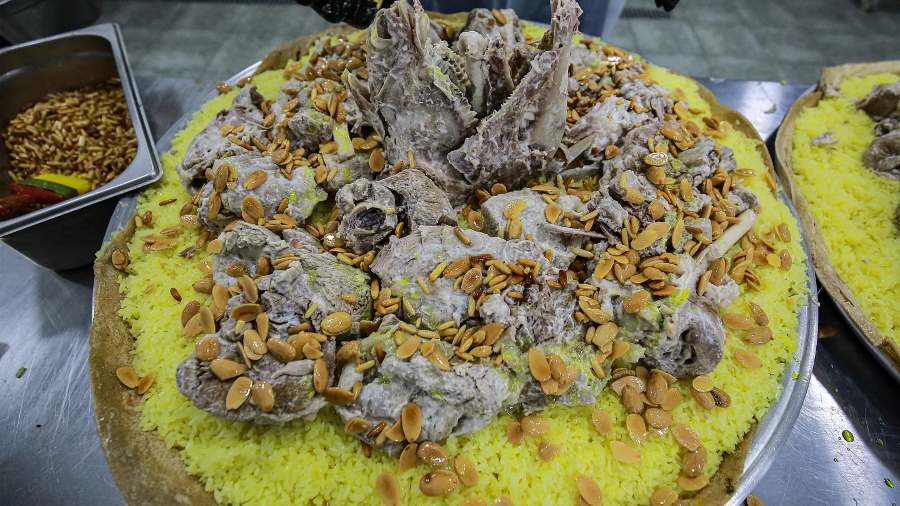 مطعم منسف وكنافة دبي Mansaf Wa Kunafa Restaurant