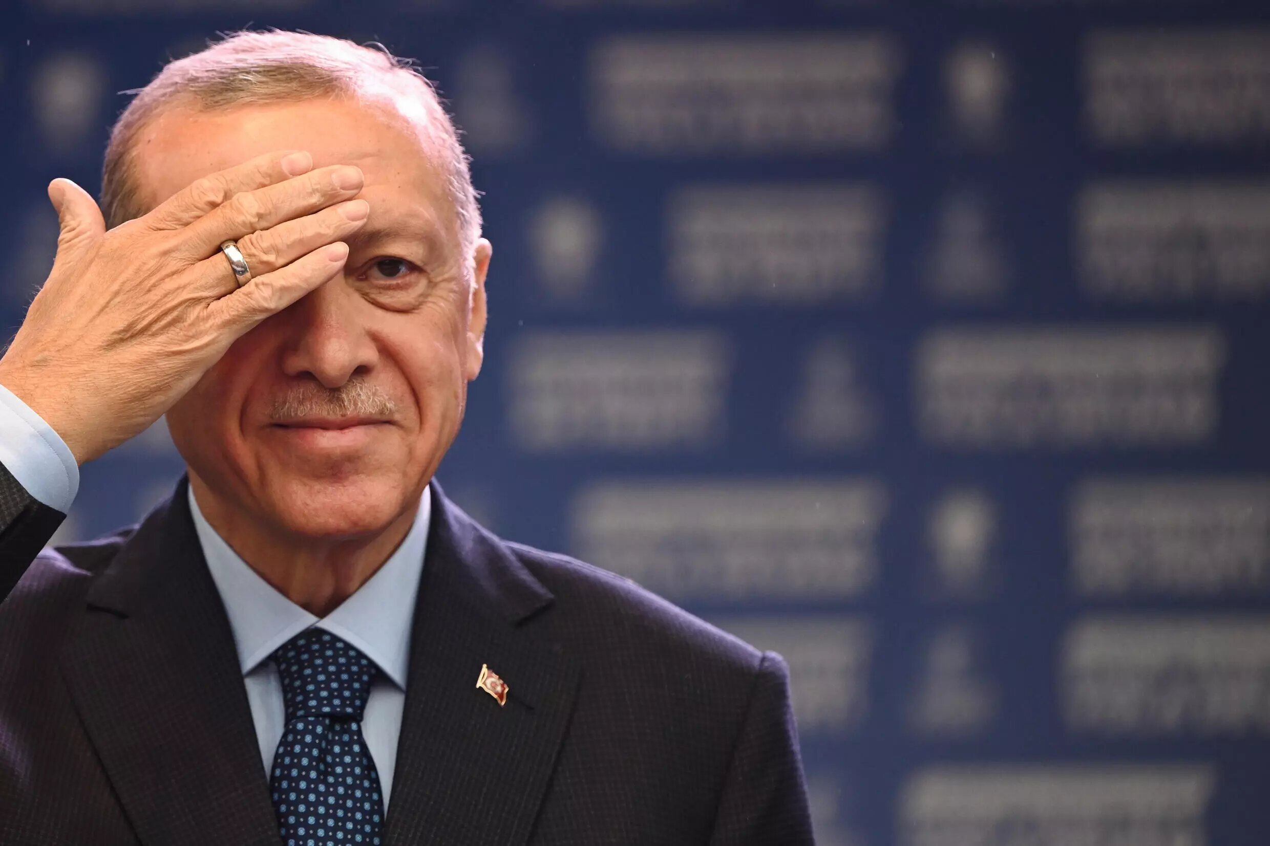 Turkish lira stumbles lightly, polling intensifies
