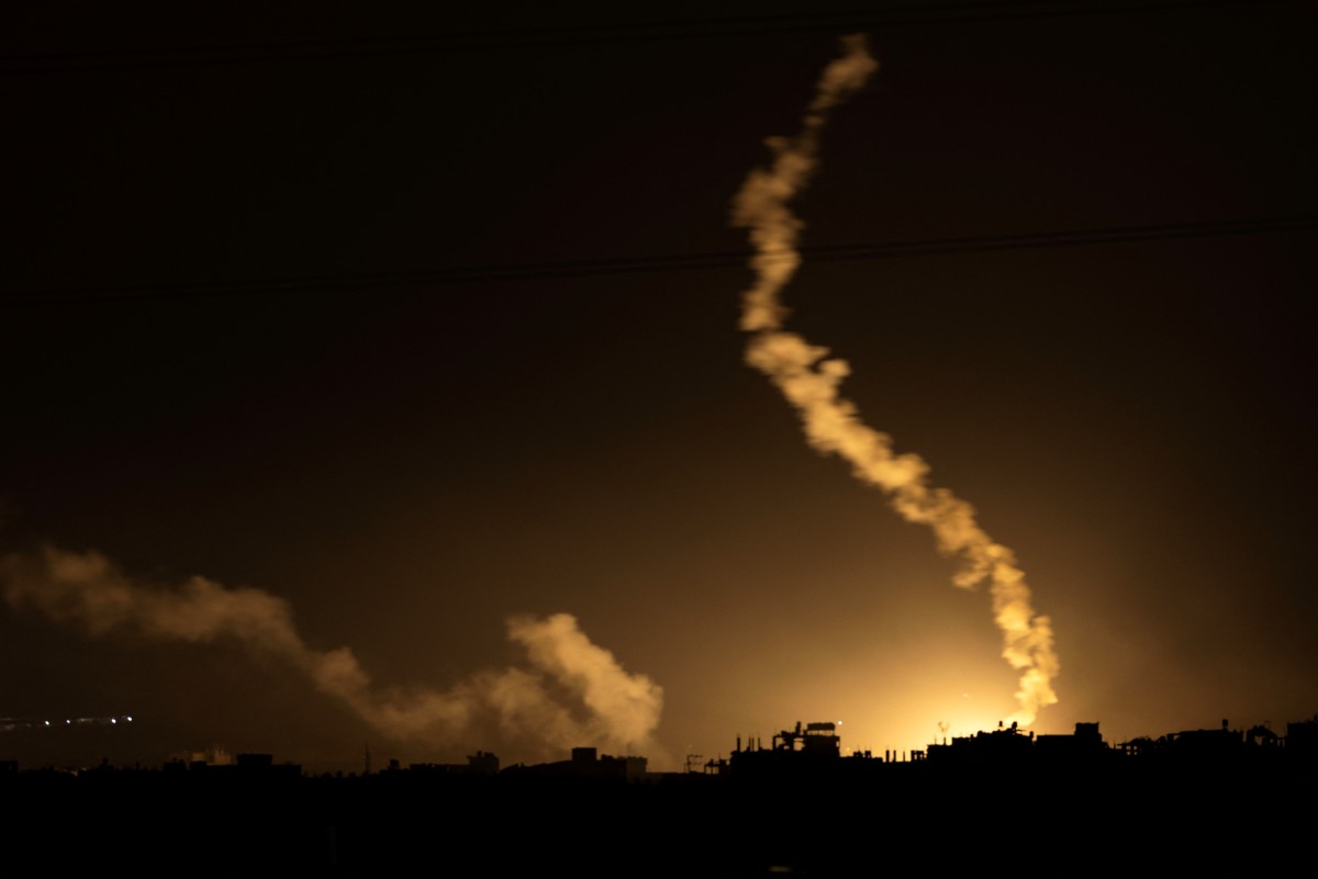 قنابل مضيئة تلقيها قوات الاحتلال فوق غزة