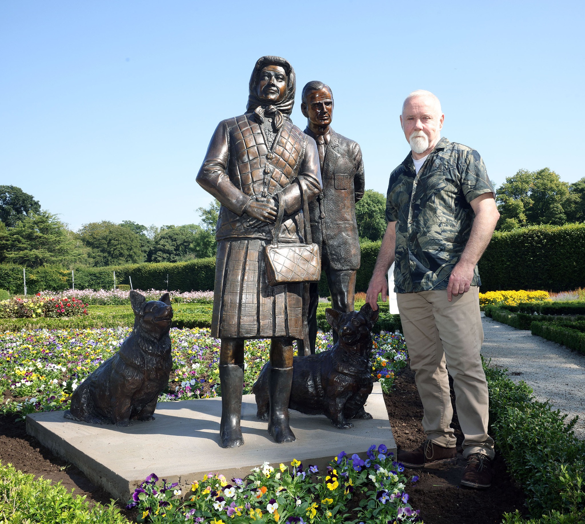 Queen Elizabeth II statue