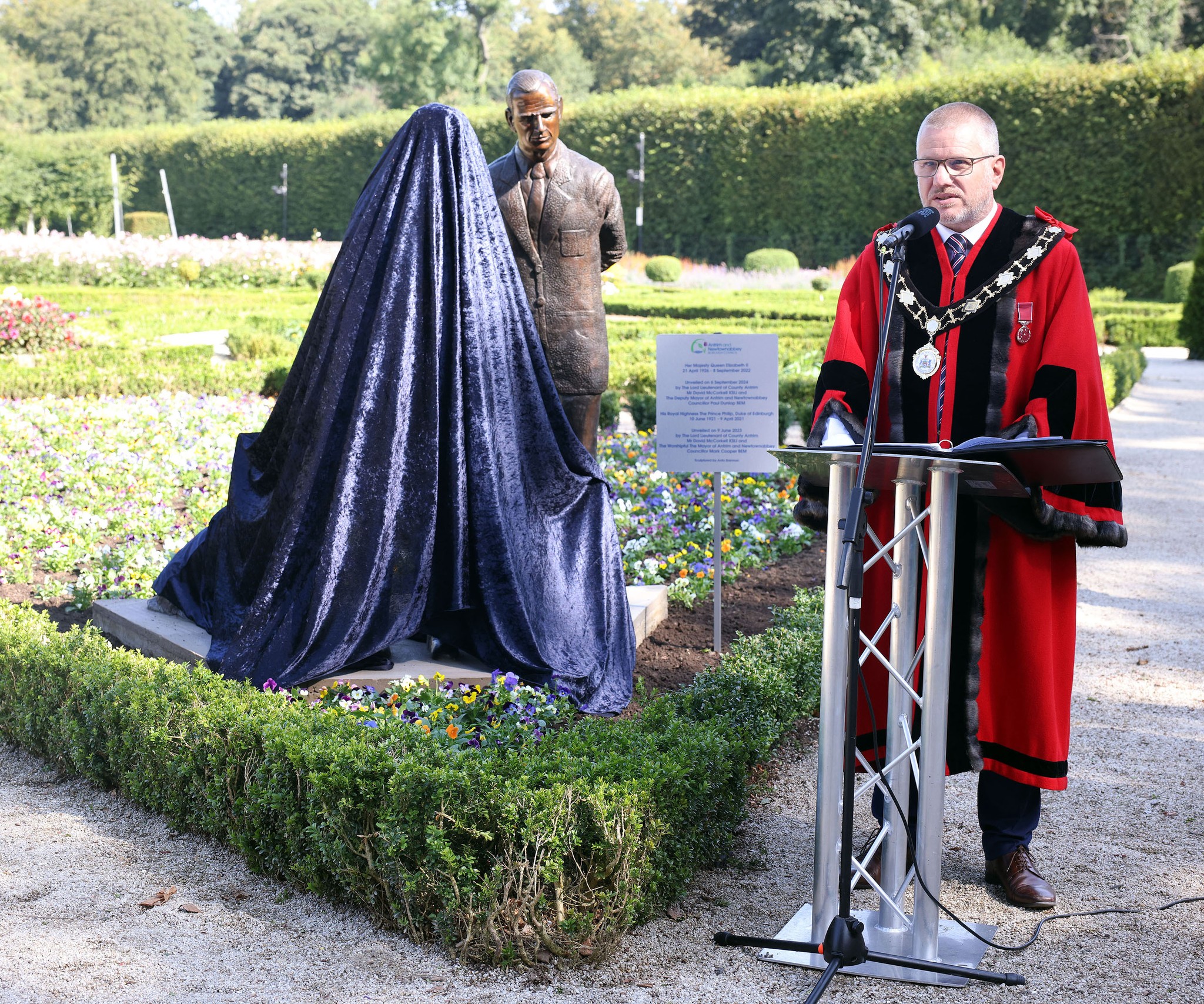 Queen Elizabeth II statue