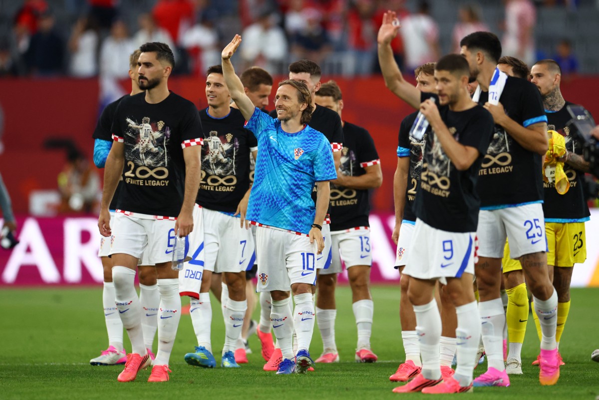 لاعبو كرواتيا يحتفلون بوصول مودريتش إلى 200 مباراة دولية عقب مباراة بنما في كأس العالم 2026