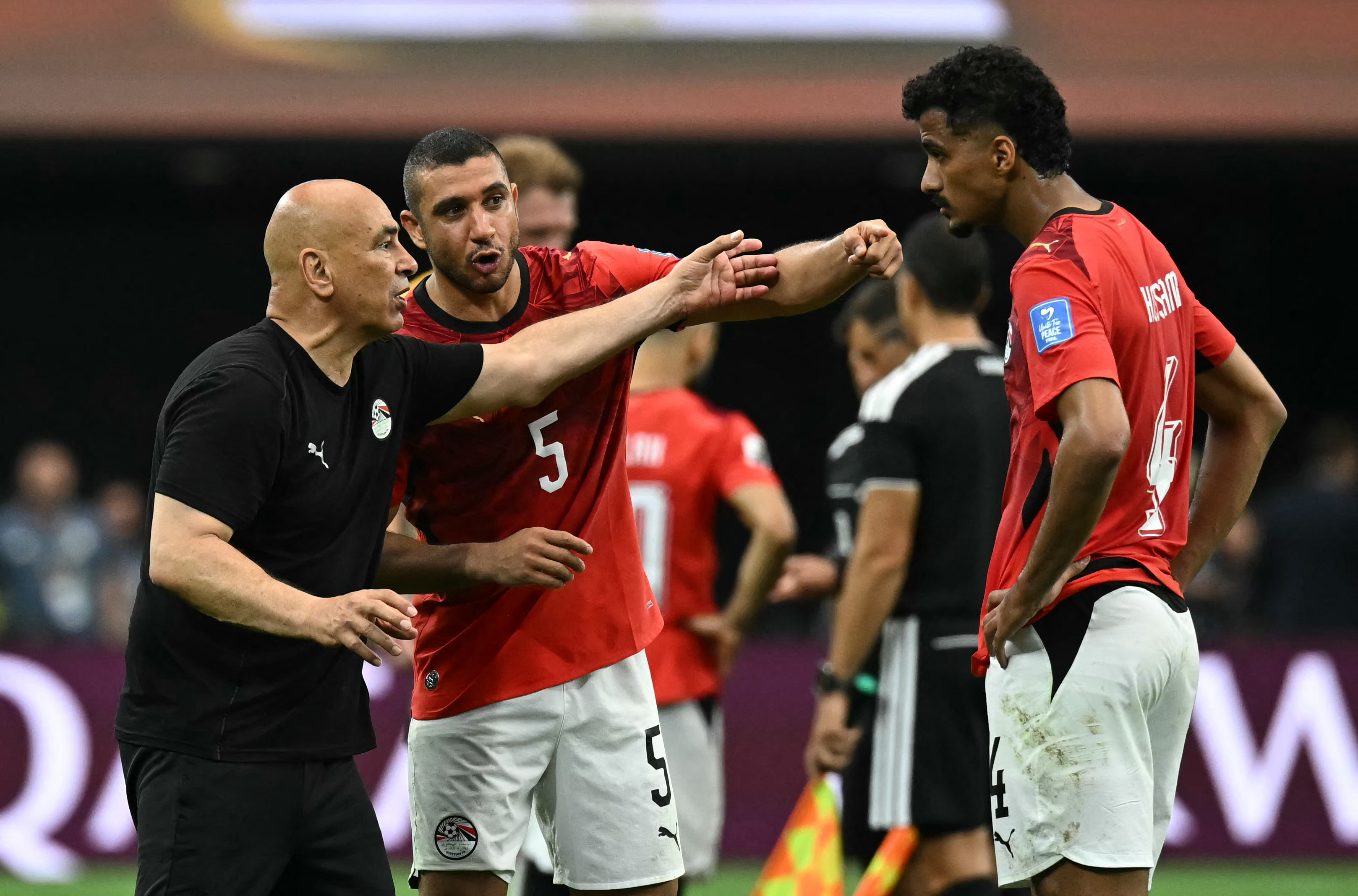 حسام عبدالمجيد مدافع الزمالك يتلقى تعليمات من مدرب منتخب مصر حسام حسن خلال منافسات كأس العالم 2026