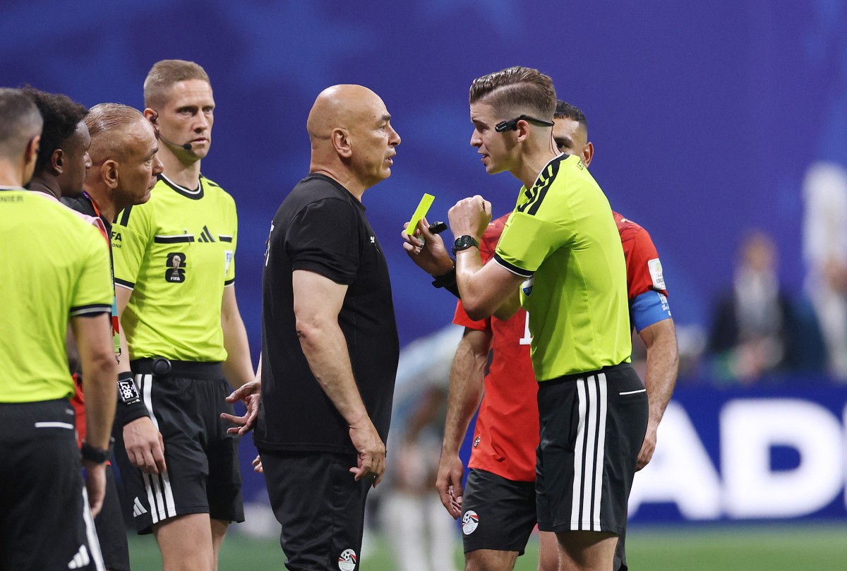 غضب داخل منتخب مصر من احكم الفرنسي فرانسوا ليتكسير 
