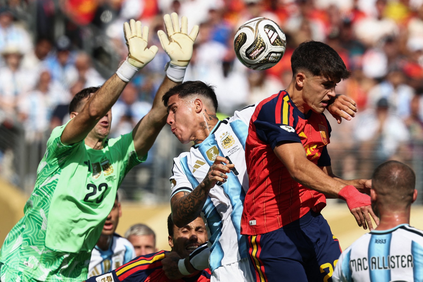 باو كوبارسي قلب دفاع منتخب إسبانيا وقف حائلاً أمام طموحات الأرجنتين في نهائي كأس العالم 2026