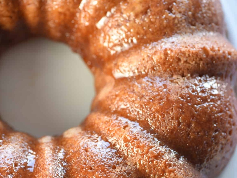 كعكة السينامون الخريفية مع صلصة القرفة