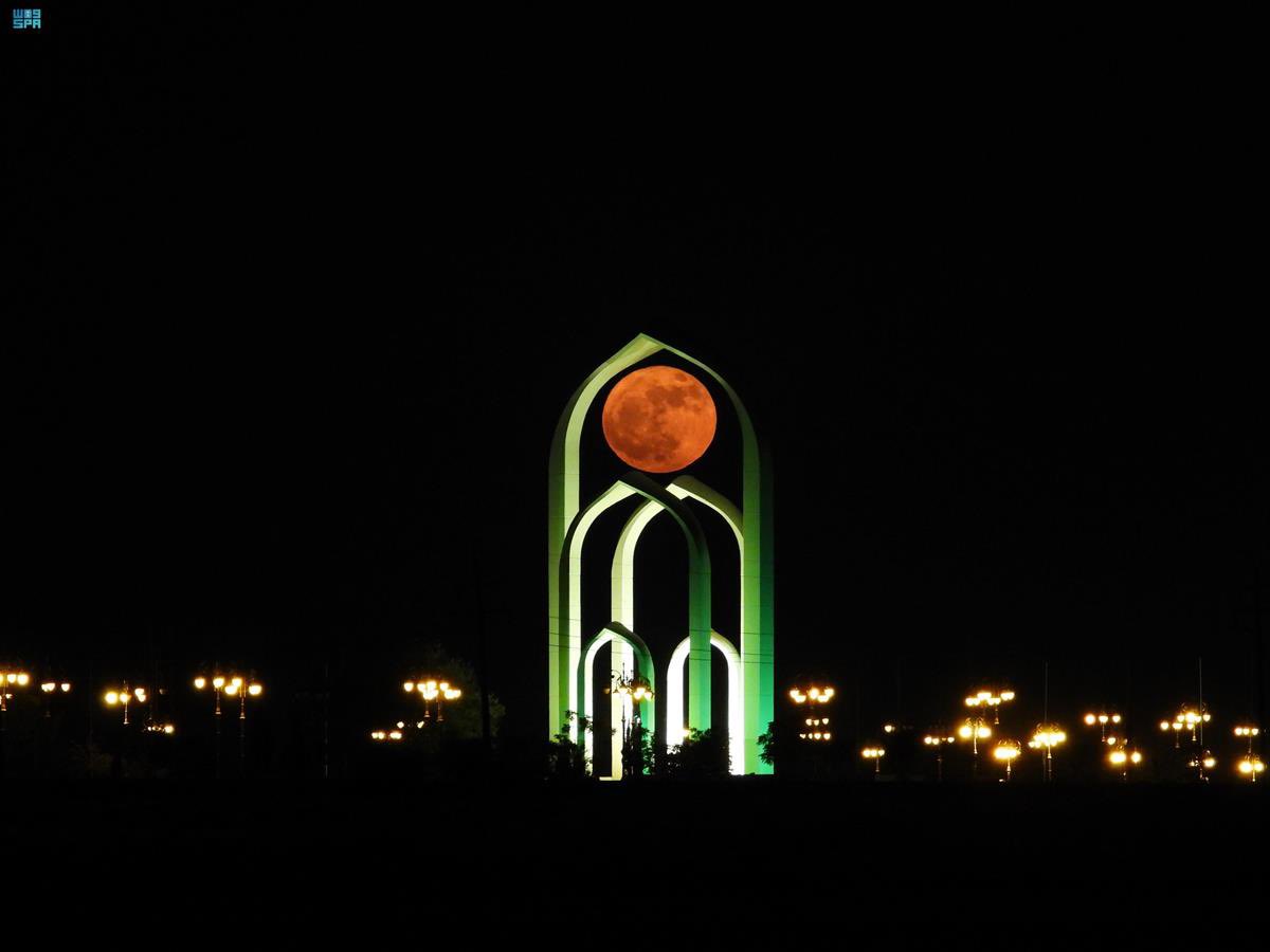 القمر العملاق 