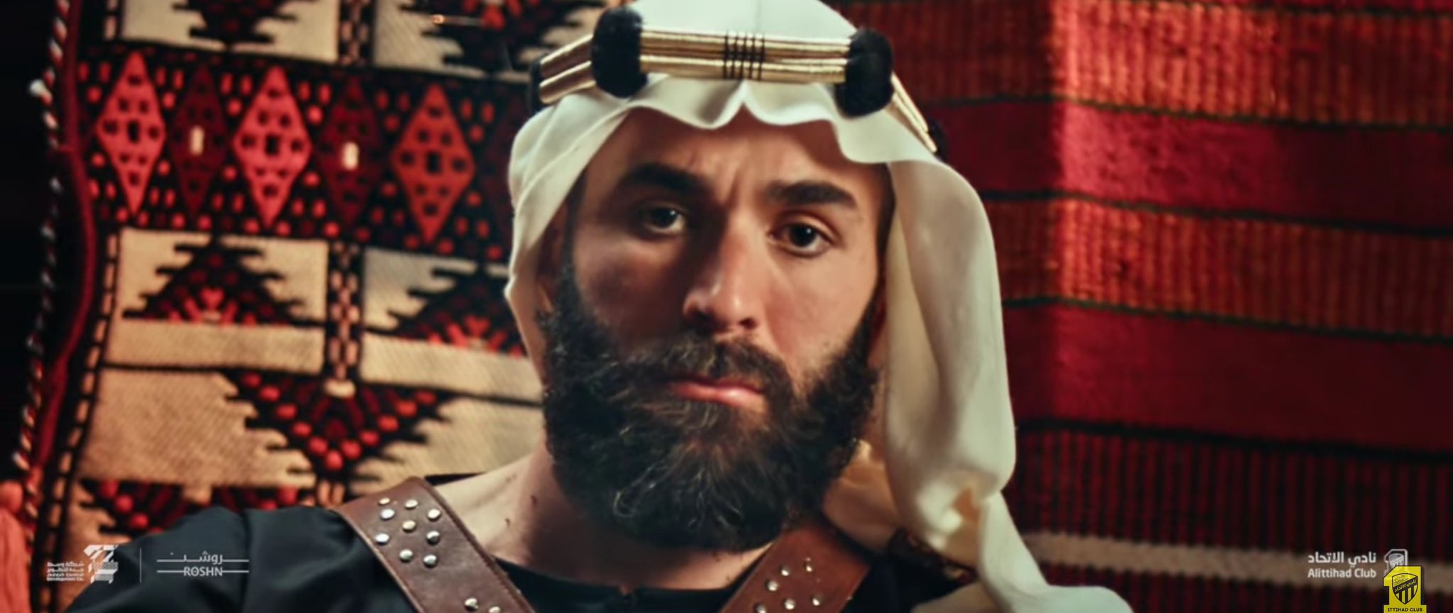 كريم بنزيما بالعقال المقصب في احتفالات يوم التأسيس السعودي