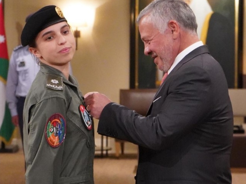إطلالة الملكة رانيا العبدالله في حفل تخرج الأميرة سلمى