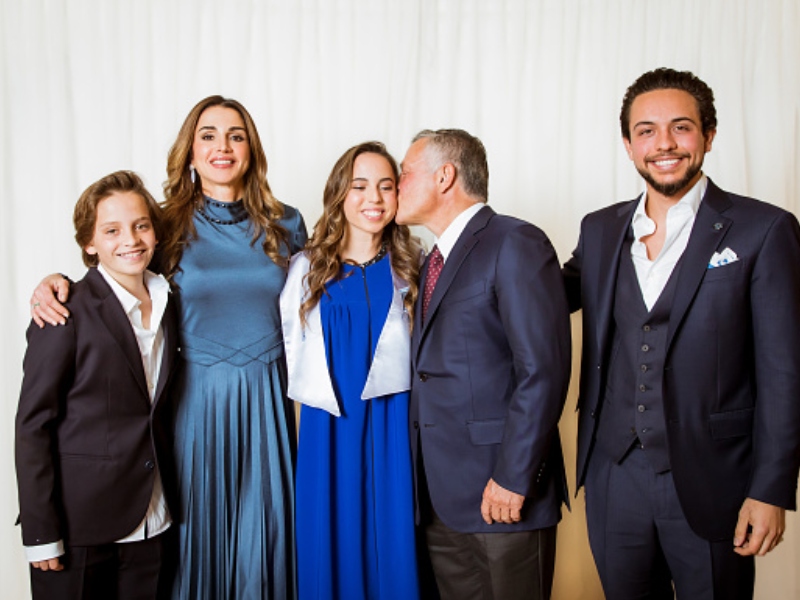 الملكة رانيا بإطلالة "باربي" في حفل تخريج الأكاديمية الدولية