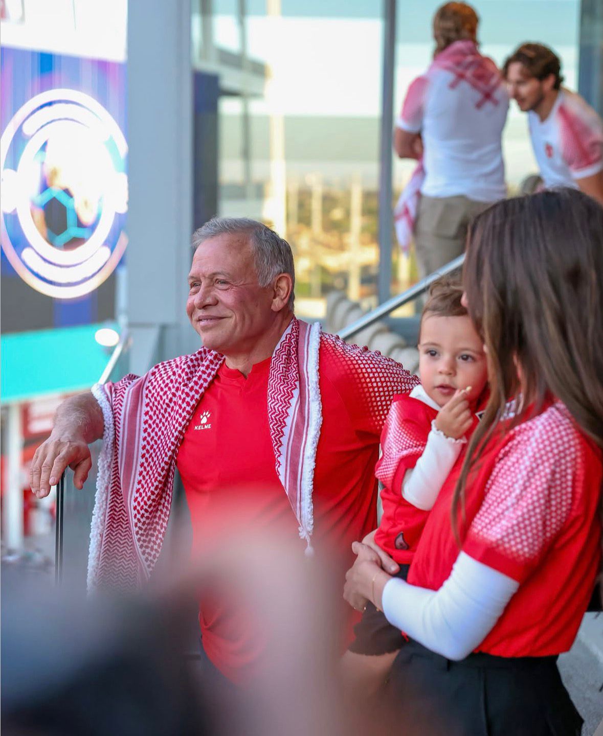 بقميص المنتخب الأردني.. طفلة القصر الهاشمي تخطف الأنظار