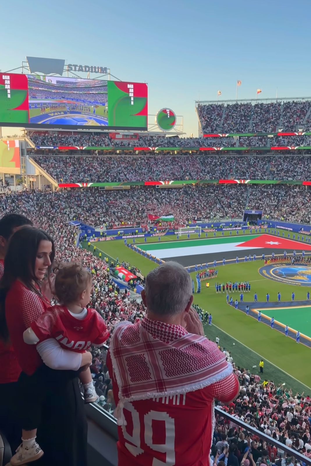 بقميص المنتخب الأردني.. طفلة القصر الهاشمي تخطف الأنظار
