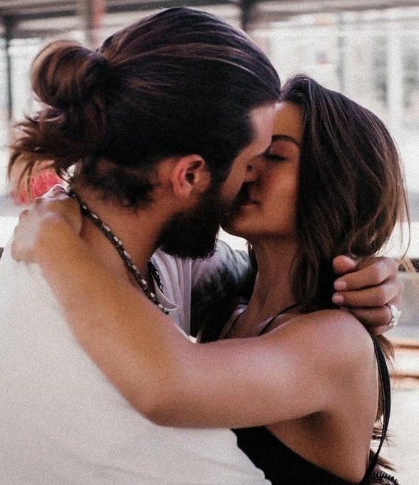 Can Yaman ve Demet Özdemir öpüşüyor kissing