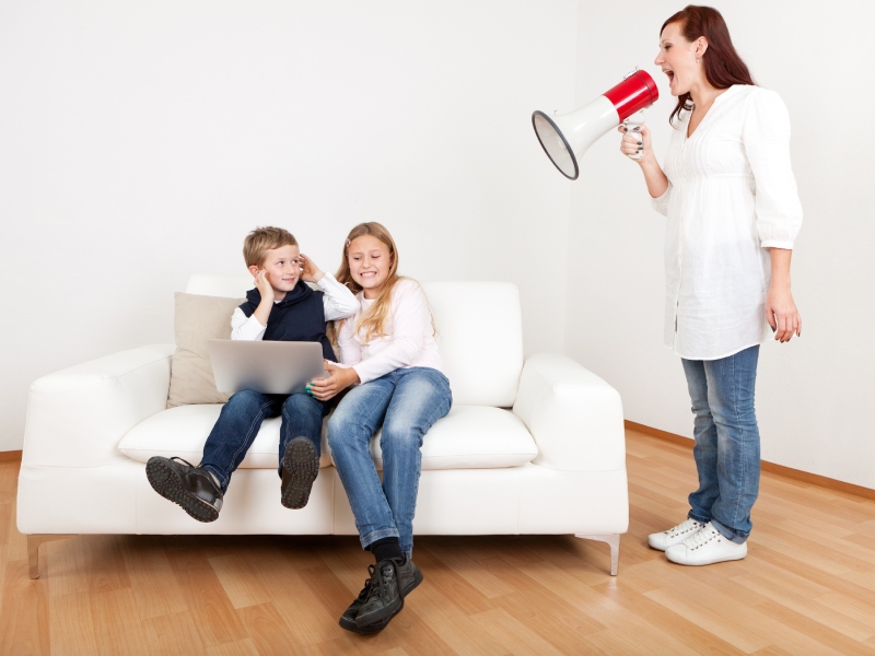 5 أكثر أخطاء تربوية شائعة يرتكبها الوالدين