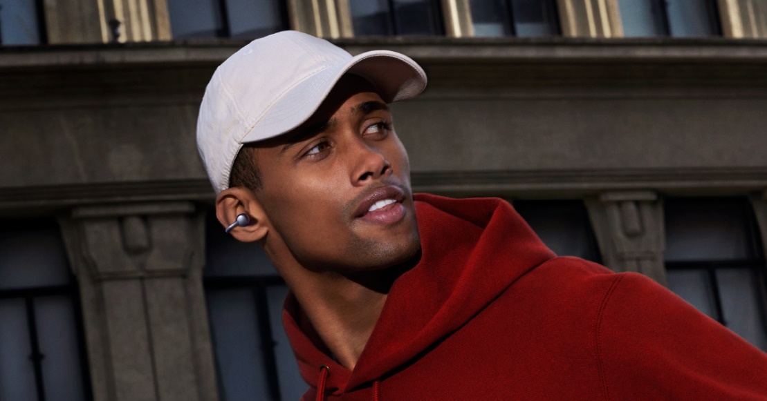 A person wearing a white hat

Description automatically generated