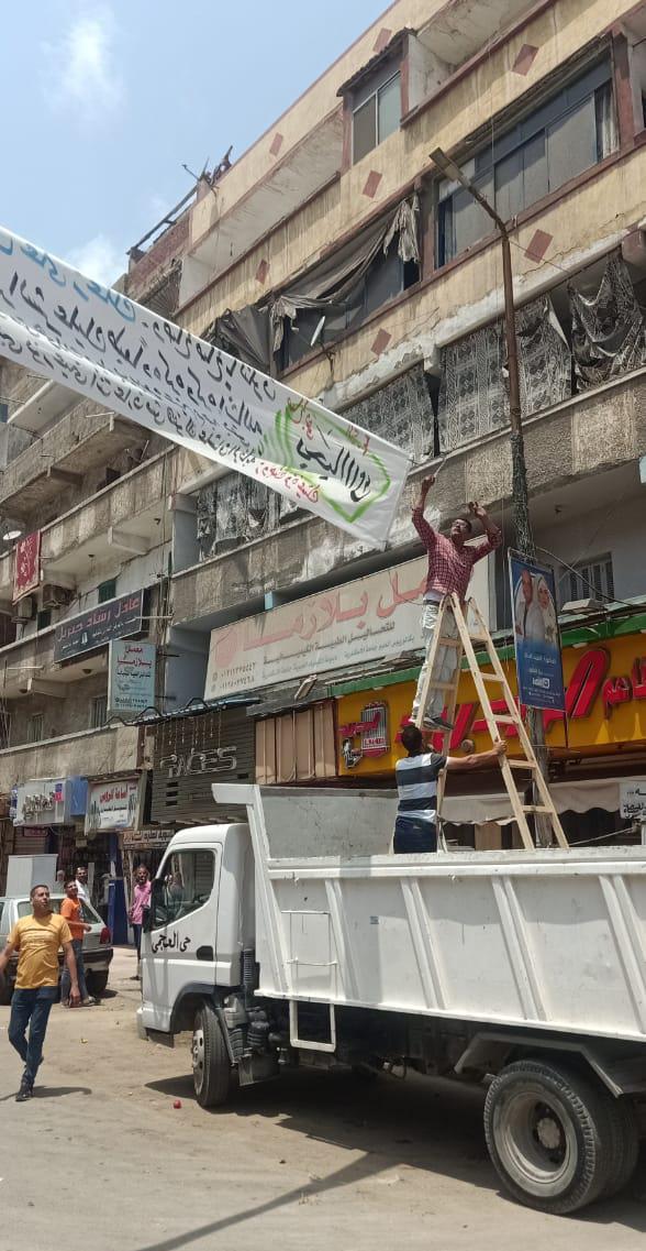 لافتة في حي العجمي