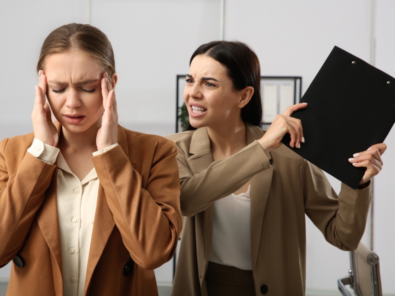 كيف تعرف أن لديك زملاء سامين وكيف تتعامل معهم؟