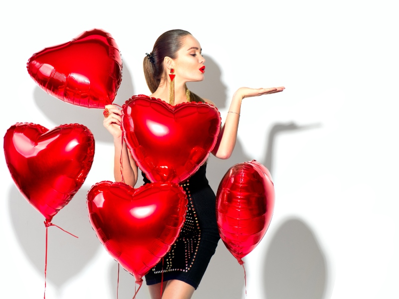 فستان أحمر أم أسود أي فستان ستختارين ليوم عيد الحب ؟