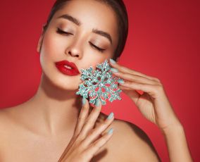 سر النضارة في عيد الكريسماس: نصائح سريعة لبشرة متألقة