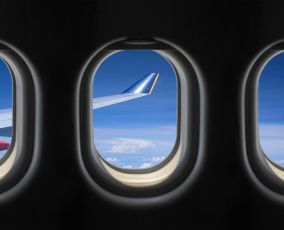  محاولة فتح باب الطائرة أثناء التحليق