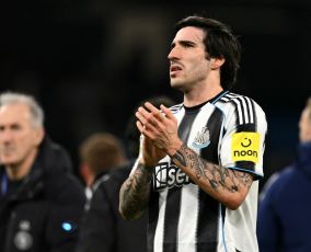 تونالي يرسل إشارة قوية بشأن بقائه في نيوكاسل