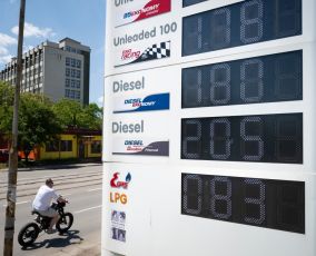 Oil prices tumble as Trump signals imminent Iran deal