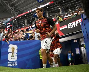 حمزة عبدالكريم مهاجم شباب برشلونة الإسباني خلال تمثيل منتخب مصر في كأس العالم 2026