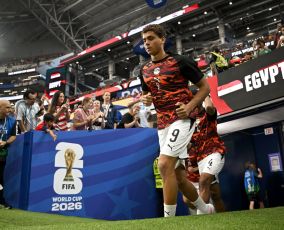 حمزة عبدالكريم خلال إحماء منتخب مصر في كأس العالم 2026