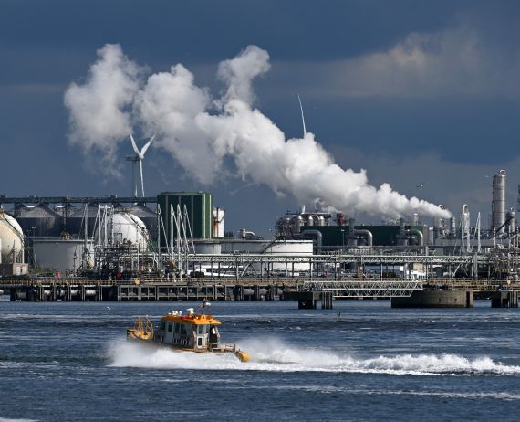 One killed, six injured in explosion at Rotterdam Port facility