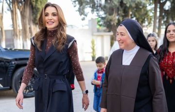 الملكة رانيا تخطف الأنظار بإطلالة ترانشكوت راقية في زيارة خيرية بعمان
