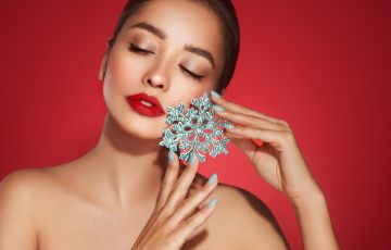 سر النضارة في عيد الكريسماس: نصائح سريعة لبشرة متألقة