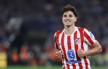 برشلونة يضع ألفاريز على رأس أولوياته الهجومية