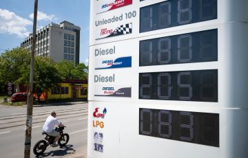 Oil prices tumble as Trump signals imminent Iran deal