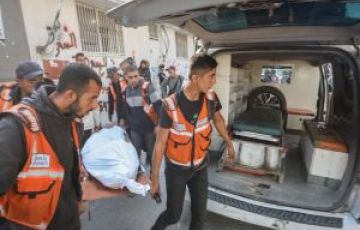 مسعفون ينقلون أحد ضحايا قصف إسرائيلي استهدف منزلاً في مدينة غزة