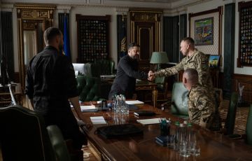 Zelenskyy shaking hands with Drapatyi