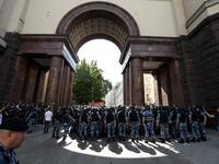 Riot police officers and servicemen of the Russian National Guard confront protesters during an unauthorised rally demanding independent and opposition candidates be allowed to run for office in local election in September, in downtown Moscow on July 27, 2019.  Kirill KUDRYAVTSEV / AFP