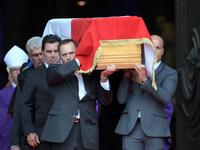 The coffin of former French President Jacques Chirac, covered with the French national flag, is carried by pall bearers as it leaves the Saint-Sulpice church in Paris Eric FEFERBERG / AFP