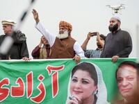 Islamic political party Jamiat Ulema-e-Islam (JUI-F) leader Maulana Fazlur Rehman (C) waves during an anti-government an "Azadi (Freedom) March" in Islamabad. Thousands of Islamists rallied in Islamabad on November 1 as several huge marches from across Pakistan converged on the capital to demand that Prime Minister Imran Khan's government step down. AAMIR QURESHI / AFP