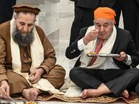 United Nations Secretary-General Antonio Guterres (R) eats food along with Pakistan's Religious Affairs Minister Noor-ul-Haq Qadri (L) during his visit of the Sikh Shrine of Baba Guru Nanak Dev at Gurdwara Darbar Sahib in Kartarpur near the Pakistan-India border, on February 18, 2020. Aamir QURESHI / AFP