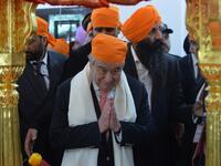 United Nations Secretary-General Antonio Guterres (C) pays his respects during a visit to the Sikh Shrine of Baba Guru Nanak Dev at Gurdwara Darbar Sahib in the Pakistani town of Kartarpur, near the Indian border, on February 18, 2020. Aamir QURESHI / AFP