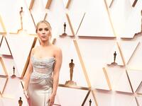 Scarlet Johansson steps onto the red carpet in an Oscar de la Renta gown