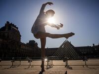 Syrian dancer and choreographer Yara al-Hasbani performs a dance on the empty Trocadero square in Paris on April 22, 2020. Sameer Al-DOUMY / AFP