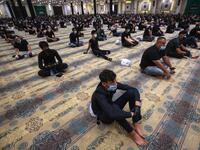Iraqi Shiite Muslim men attend Ashura commemorations at the headquarters of Shiite Muslim leader and head of Hikma party Ammar al-Hakim, in the capital Baghdad, on August 21, 2020. Ashura is a period of mourning in remembrance of the seventh-century martyrdom of Prophet Mohammad's grandson Imam Hussein, who was killed in the battle of Karbala in modern-day Iraq, in 680 AD. AHMAD AL-RUBAYE / AFP