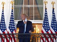  President Donald Trump removes his mask upon return to the White House from Walter Reed National Military Medical Center on October 05, 2020 in Washington, DC. Trump spent three days hospitalized for coronavirus. Win McNamee/Getty Images/AFP WIN MCNAMEE / GETTY IMAGES NORTH AMERICA / Getty Images via AFP