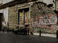 Narrow alley in Naples, Italy/Photo by Ewelina Lepionko