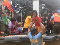 Rescuers evacuate residents from their flooded homes after Typhoon Vamco hit, in Marikina City, suburban Manila on November 12, 2020. Ted ALJIBE / AFP