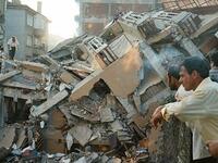 زلزال جولجوك: في 17 أغسطس 1999 استفاقت تركيا على زلزال مدمر ضرب منطقة مرمرة، وقد بلغت قوة الزلزال 7.4 درجات على مقياس ريختر وتركز في بلدة جولجوك الصناعية، واستمر لمدة 45 ثانية، متسببًا بمصرع 14 ألف شخص وتشريد نحو نصف مليون.