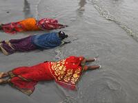 Hindu pilgrims offer prayers at the confluence of Ganges and the Bay of Bengal during the Gangasagar Mela on the occasion of Makar Sankranti, a day considered to be of great religious significance in Hindu mythology, at Sagar Island, around 150 kms south of Kolkata on January 14, 2021. Dibyangshu SARKAR / AFP